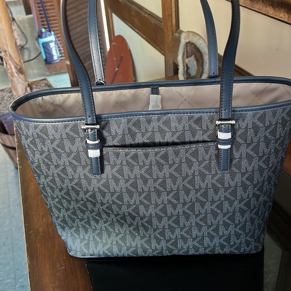 Mom ♥️…Michael Kors 100% original with tags. Never used. Gorgeous leather. - Picture 7 of 10
